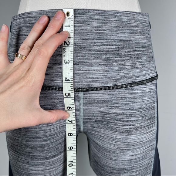 Like New-Lululemon Grey Striped Mesh Running Leggings with Zipper Pocket Size 8 - Picture 14 of 14
